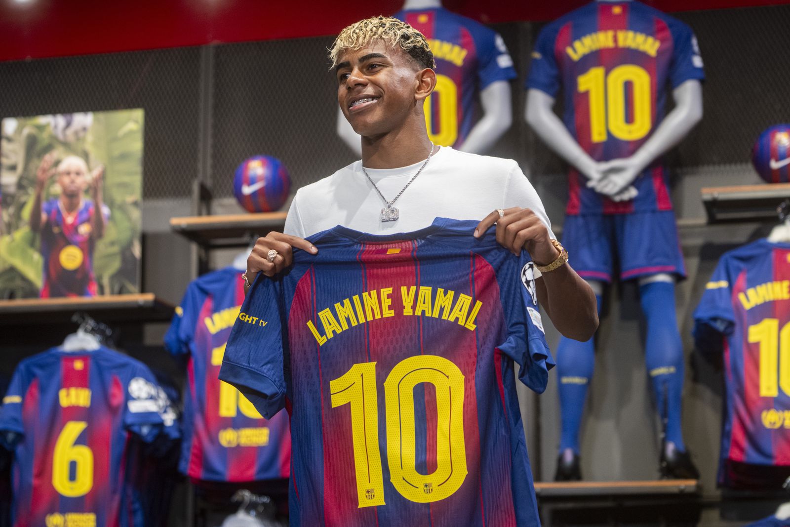 スペイン代表 ユニフォーム　LAMINE YAMAL 10番 Why Lamine Yamal Isn't Wearing the Number 10 Jersey at the 2026